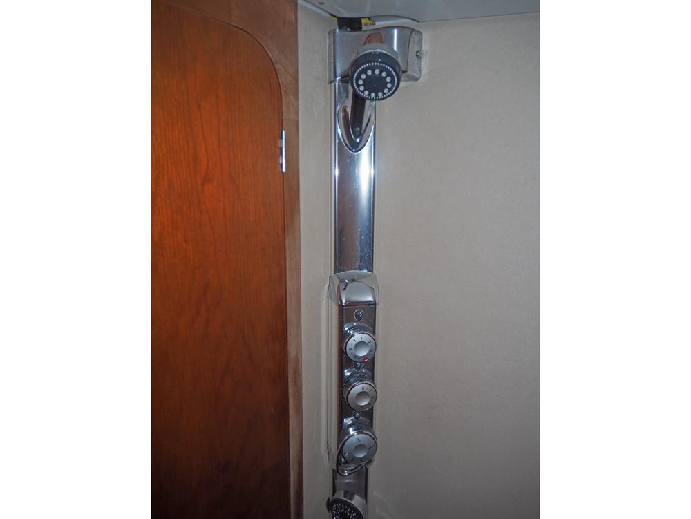 Cabin en avant, H&eacute;bergements